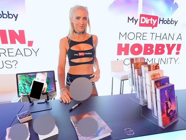Daynia's Porno Video: VENUS MESSE 2026 | Der ERSTE BESUCHER + direkt PUBLIC auf der Messe! Ohne Gummi vor allen Leuten!